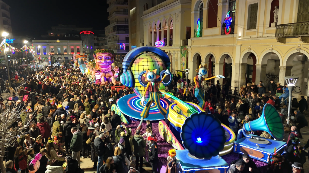 Σε καρναβαλικούς ρυθμούς η Πάτρα: Ξεκίνησε η μεγάλη νυχτερινή ποδαράτη παρέλαση (βίντεο)