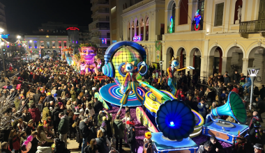 Σε καρναβαλικούς ρυθμούς η Πάτρα: Ξεκίνησε η μεγάλη νυχτερινή ποδαράτη παρέλαση (βίντεο)