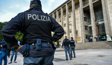 Ρώμη: Πολίτες περιπολούν στους σιδηροδρομικούς σταθμούς για την προστασία των τουριστών από τους αλλοδαπούς