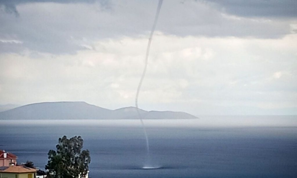Εντυπωσιακές εικόνες στην ανατολική Αττική: Σχηματίστηκε υδροστρόβιλος πάνω από τη Ραφήνα (φώτο-βίντεο)