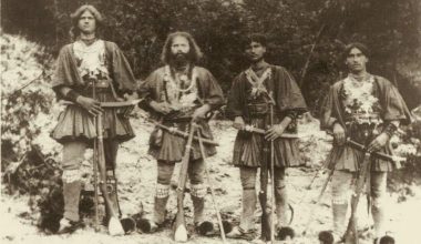 Έλληνες ληστές των αρχών του αιώνα: Προσέξτε τον πανύψηλο Περικλή Παπαγεωργίου στα αριστερά