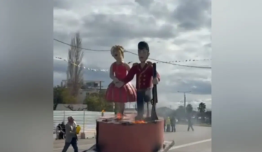 Βίντεο: Ο βασιλιάς Καρνάβαλος στη Γλυφάδα δεν ήθελε να… καεί και τελικά τον «έλουσαν» με μπόλικο εύφλεκτο υλικό