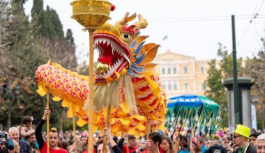 Σε καρναβαλικούς ρυθμούς η Αθήνα: Η μεγάλη παρέλαση και το πρόγραμμα της ημέρας