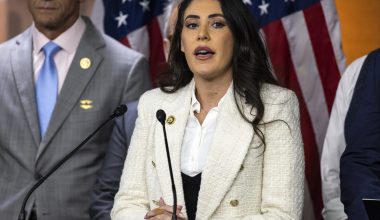 Γερουσιαστής Άννα Λούνα: «Έρχονται αποκαλύψεις  για τα ΑΤΙΑ – Κάπουα πράγματα δεν μπορούν να εξηγηθούν»