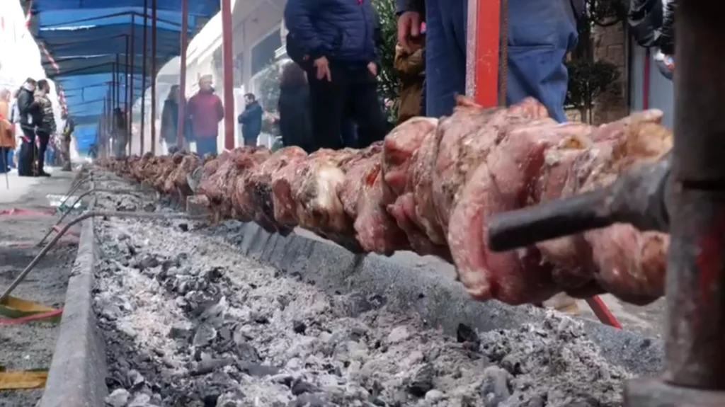 Αμφίκλεια: Στήθηκε τεράστια σούβλα για κοντοσούβλι… 130 μέτρων! (βίντεο)