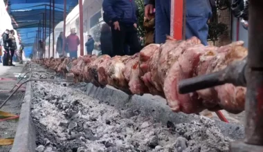 Αμφίκλεια: Στήθηκε τεράστια σούβλα για κοντοσούβλι… 130 μέτρων! (βίντεο)