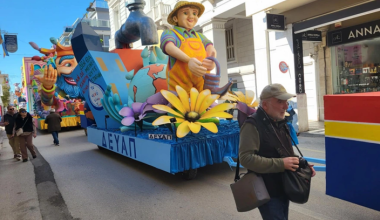 Ξεκινάει η μεγάλη παρέλαση στην Πάτρα: Πάνω από 50.000 καρναβαλιστές θα «πλημμυρίσουν» τους δρόμους (live βίντεο)