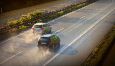 Τι προβλέπει ο νέος ΚΟΚ για την προσπέραση από δεξιά: Πότε επιτρέπεται και ποιο το πρόστιμο