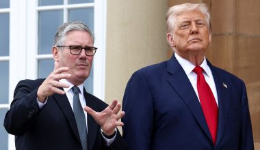 Σε σοκ το οικονομικό επιτελείο  του Κιρ Στάρμερ μετά του νέους δασμούς Τραμπ στο 15%