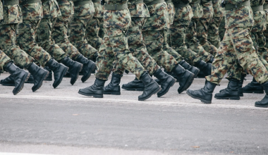 Όλα όσα αλλάζουν στη στρατιωτική θητεία: Τα στάδια εκπαίδευσης και η αύξηση της μηνιαίας αποζημίωσης