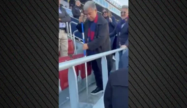 Ζ.Λαπόρτα: H στιγμή που σφουγγαρίζει τις κερκίδες στο Καμπ Νου – «Το έχω κάνει στον στρατό αυτό» (βίντεο)