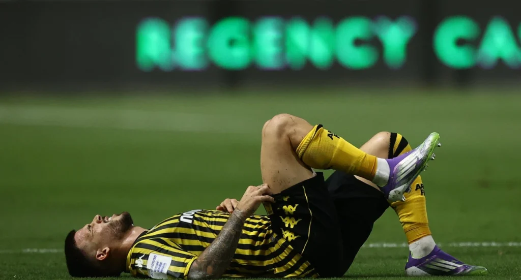 FIFA: Προτείνει υποχρεωτική παραμονή ενός λεπτού εκτός αγωνιστικού χώρου για τους τραυματίες