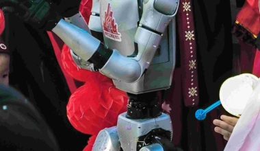 Βίντεο: Ένα ανθρωποειδές κινεζικό ρομπότ έκανε παρέλαση στο καρναβάλι της Λεμεσού!