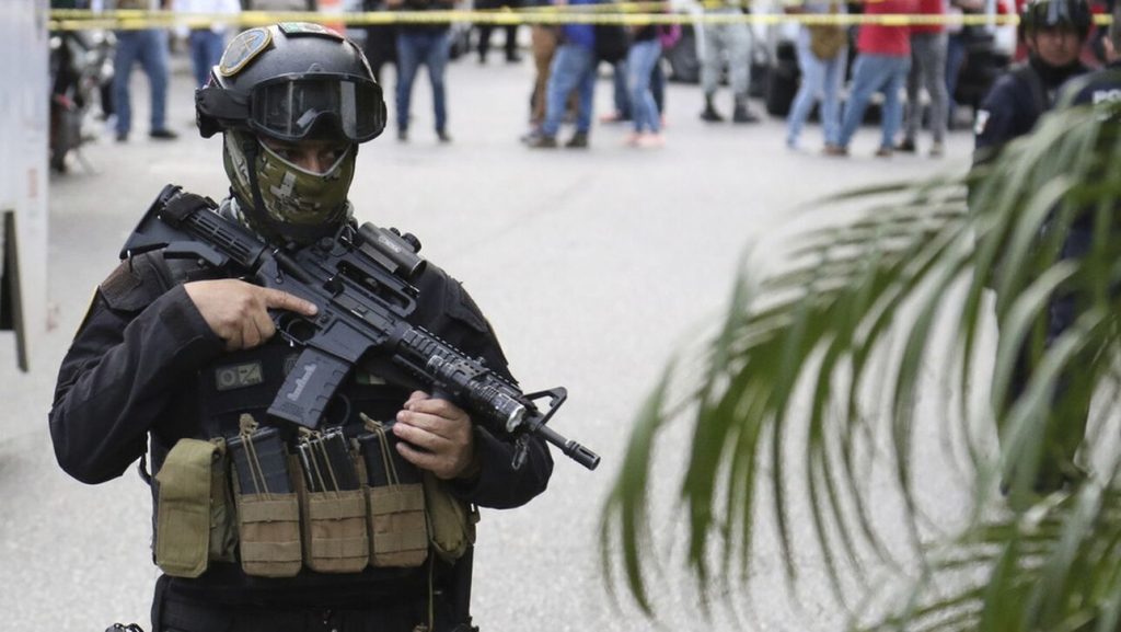 Mεξικό: Η στιγμή που ένοπλα μέλη καρτέλ εισβάλουν σε βενζινάδικο και του βάζουν φωτιά! – Δείτε βίντεο