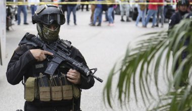 Mεξικό: Η στιγμή που ένοπλα μέλη καρτέλ εισβάλουν σε βενζινάδικο και του βάζουν φωτιά! – Δείτε βίντεο