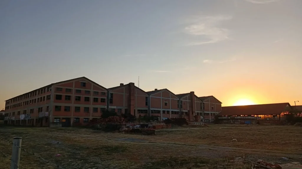 Θεσσαλονίκη: Πυρκαγιά ξέσπασε στην ιστορική κεραμοποιία «Αλλατίνη» – Άμεσα τέθηκε υπό έλεγχο