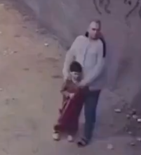 Βίντεο: Ένοπλοι πυροβολούν κατά πατέρα και παιδιού στην Αίγυπτο