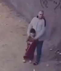 Βίντεο: Ένοπλοι πυροβολούν κατά πατέρα και παιδιού στην Αίγυπτο