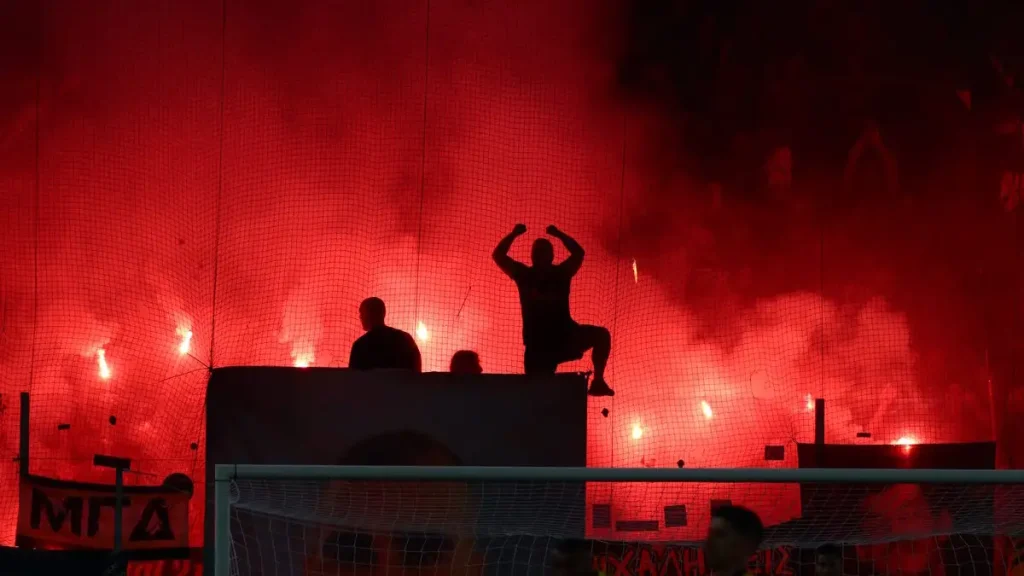 ΑΕΚ – Λεβαδειακός: Ακρωτηριάστηκε 23χρονος που άναψε φωτοβολίδα