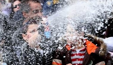 Κρήτη: «Εφιάλτης» για 15χρονη στο καρναβάλι της Κισσάμου – Υπέστη έγκαυμα στους κερατοειδείς χιτώνες από αφρούς