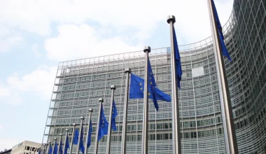 Ευρωπαϊκή Επιτροπή: Βάζει «φρένο» στην έγκριση της εμπορικής συμφωνίας με τις ΗΠΑ μετά την αύξηση των δασμών