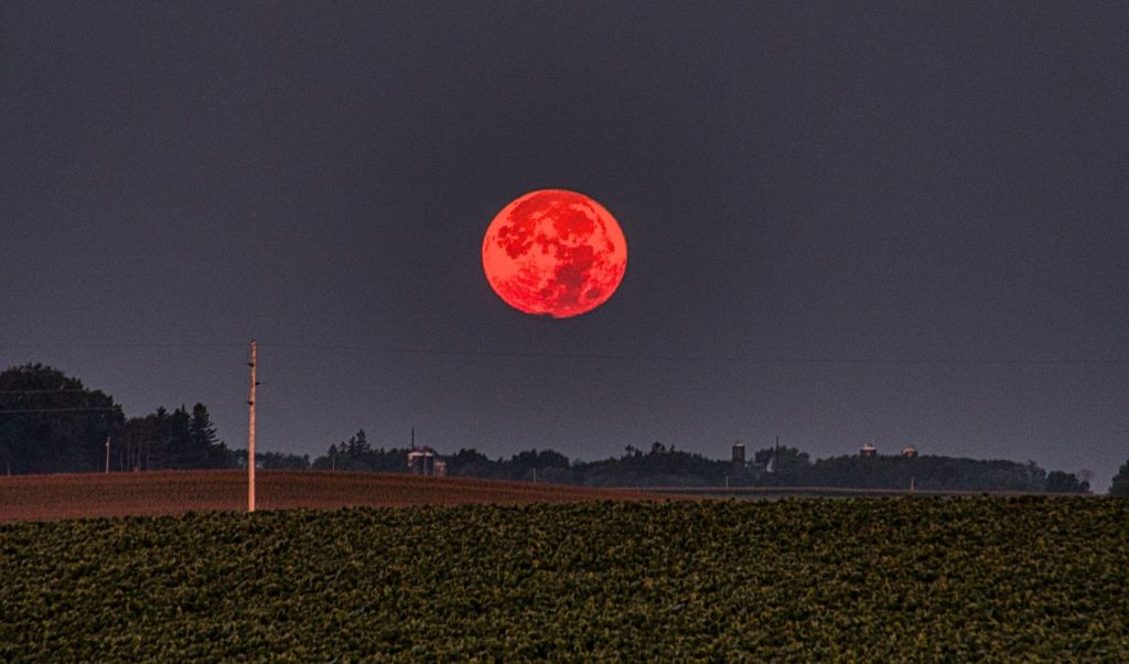 «Ματωμένο Φεγγάρι»: Γιατί λέγεται έτσι και πότε θα το δούμε στον νυχτερινό ουρανό