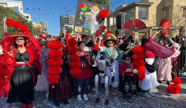 Βίντεο: Ένα ανθρωποειδές κινεζικό ρομπότ έκανε παρέλαση στο καρναβάλι της Λεμεσού!