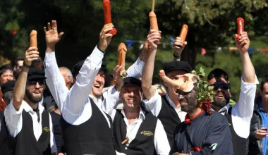 Τύρναβος: Σε κλίμα διονυσιακής «μανίας» αναβίωσε και φέτος το «Μπουρανί» – Παραδοσιακό έθιμο της Καθαράς Δευτέρας