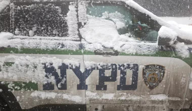 Νέα Υόρκη: Σάλος από τις εικόνες αστυνομικών να καταδιώκονται από νεαρούς που τους πετούν χιονόμπαλες!