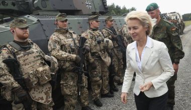 Σε πολεμικό παροξυσμό η Ούρσουλα φον ντερ Λάιεν: «Δεν πρόκειται να υποχωρήσουμε απέναντι στην Ρωσία»