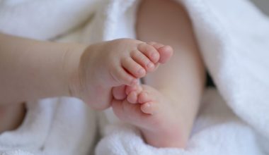 Πρώτη φορά στο Ηνωμένο Βασίλειο: Μητέρα έλαβε μόσχευμα μήτρας από νεκρή δότρια και γέννησε ένα αγόρι