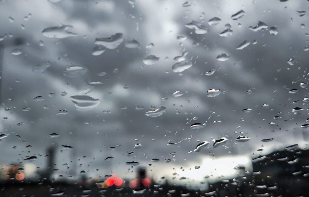 Καιρός: Mικρή πτώση της θερμοκρασίας αύριο – Πού θα σημειωθούν τοπικές βροχές