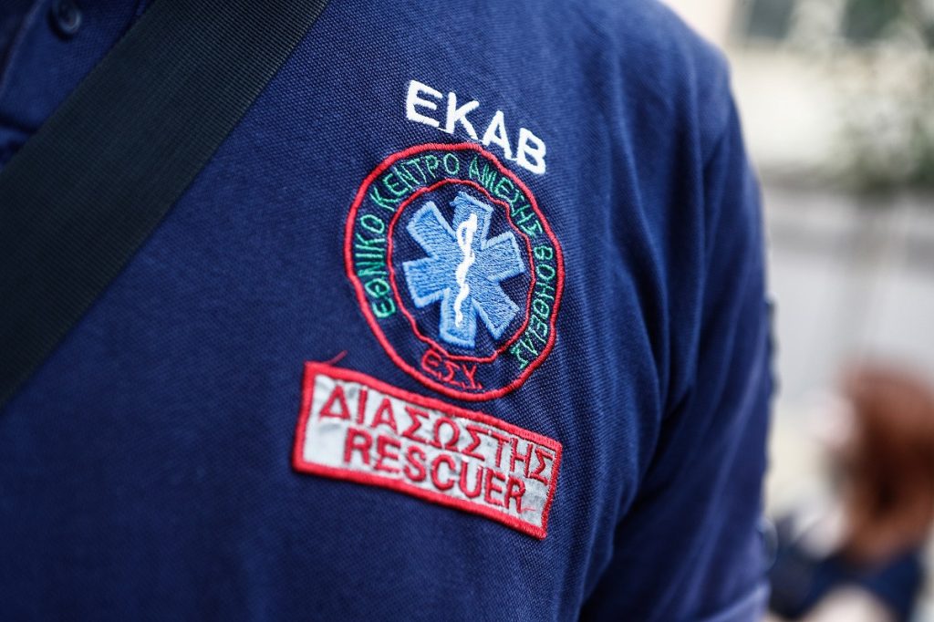 Ίλιον: Διασώστης του ΕΚΑΒ που κλήθηκε για περιστατικό σε κέντρο διασκέδασης ανέβηκε στην σκηνή κι τραγούδησε!