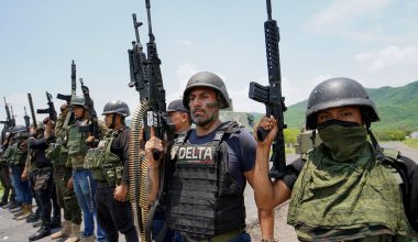 Βίντεο: Η στιγμή που μέλος του καρτέλ CJNG ετοιμάζεται να αποκεφαλίσει άνδρα που «πρόδωσε» τον διοικητή του!