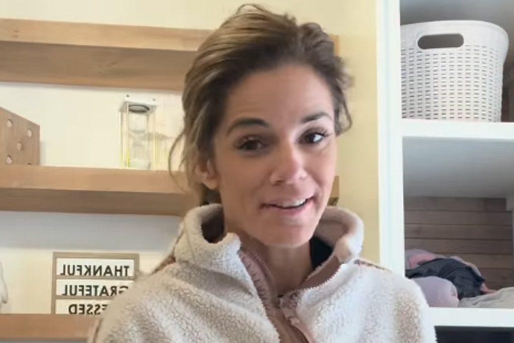 Influencer πλένει τα λερωμένα εσώρουχά της σε καφετιέρα ξενοδοχείου – Το βίντεο που προκαλεί αηδία