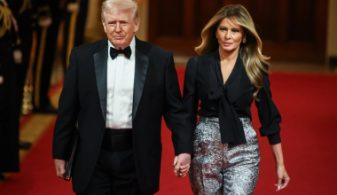 «Βροχή» τα σχόλια για το ασημί παντελόνι της Μελάνια Τραμπ στο Governors Dinner: «Δεν ντύνεται για να εντυπωσιάσει»