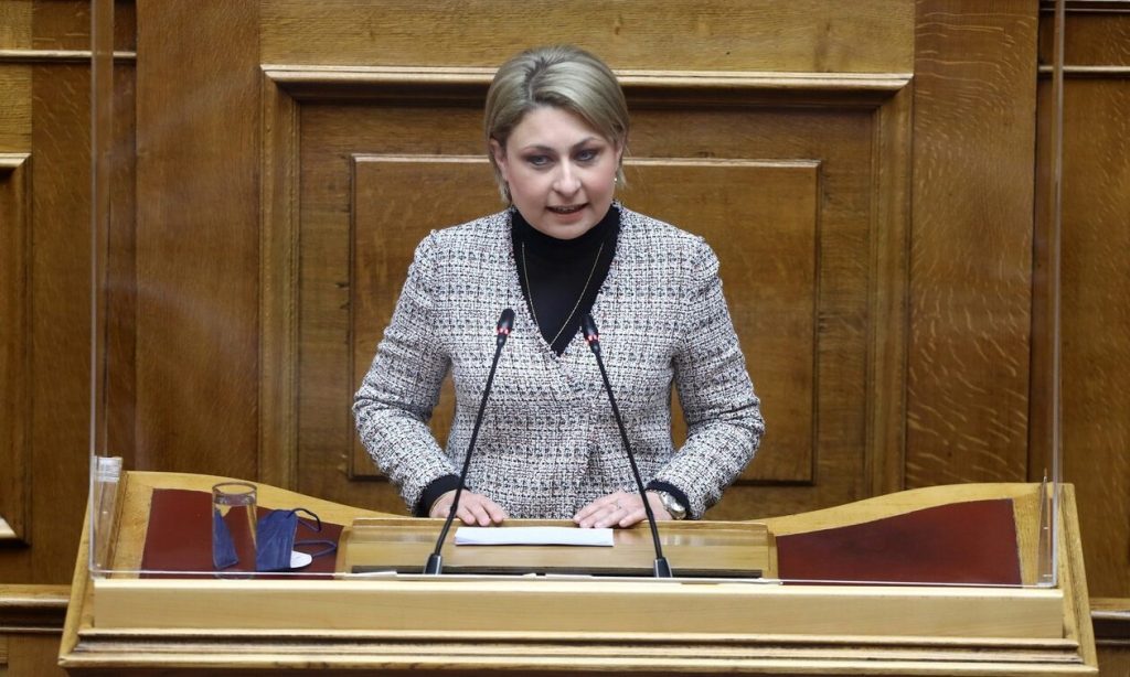 Πάτρα: Άγνωστοι πέταξαν μπογιές έξω από το γραφείο της βουλευτού Αχαΐας της ΝΔ, Χριστίνας Αλεξοπούλου