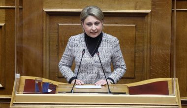 Πάτρα: Άγνωστοι πέταξαν μπογιές έξω από το γραφείο της βουλευτού Αχαΐας της ΝΔ, Χριστίνας Αλεξοπούλου