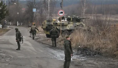 Βίντεο από την έναρξη του πολέμου: Ουκρανός πιλότος νομίζει ότι Ρώσοι αλεξιπτωτιστές είναι δικοί του