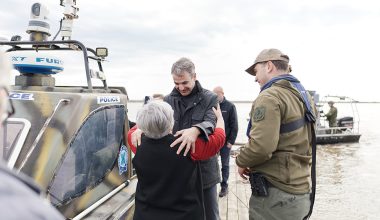Κ.Μητσοτάκης στον Έβρο: Έφαγε ντολμάδες από τα χεράκια της «Κυράς του Δέλτα» (φώτο)