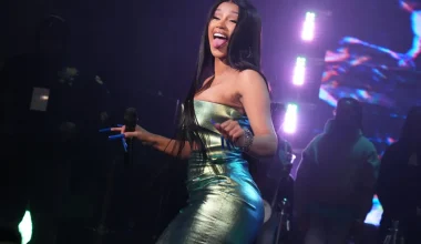 Η Cardi B έπεσε ξανά στη σκηνή κατά τη διάρκεια ζωντανής συναυλίας – Άνοιξε ξαφνικά η καταπακτή (βίντεο)