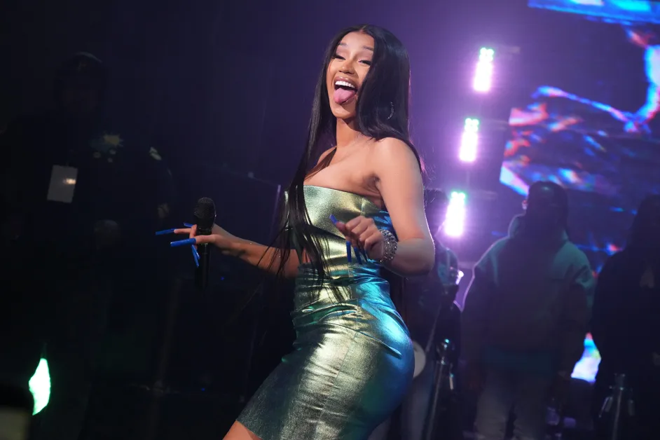 Η Cardi B έπεσε ξανά στη σκηνή κατά τη διάρκεια ζωντανής συναυλίας – Άνοιξε ξαφνικά η καταπακτή (βίντεο)