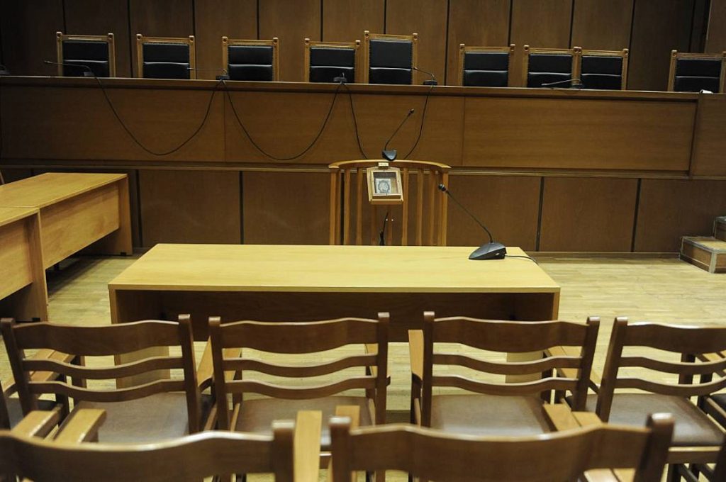 Δικηγόρος οπλοφορούσε στα δικαστήρια της Ευελπίδων – Προκαλούσε δείχνοντάς το