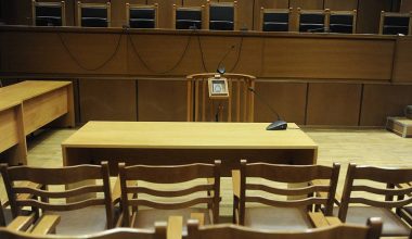 Δικηγόρος οπλοφορούσε στα δικαστήρια της Ευελπίδων – Προκαλούσε δείχνοντάς το