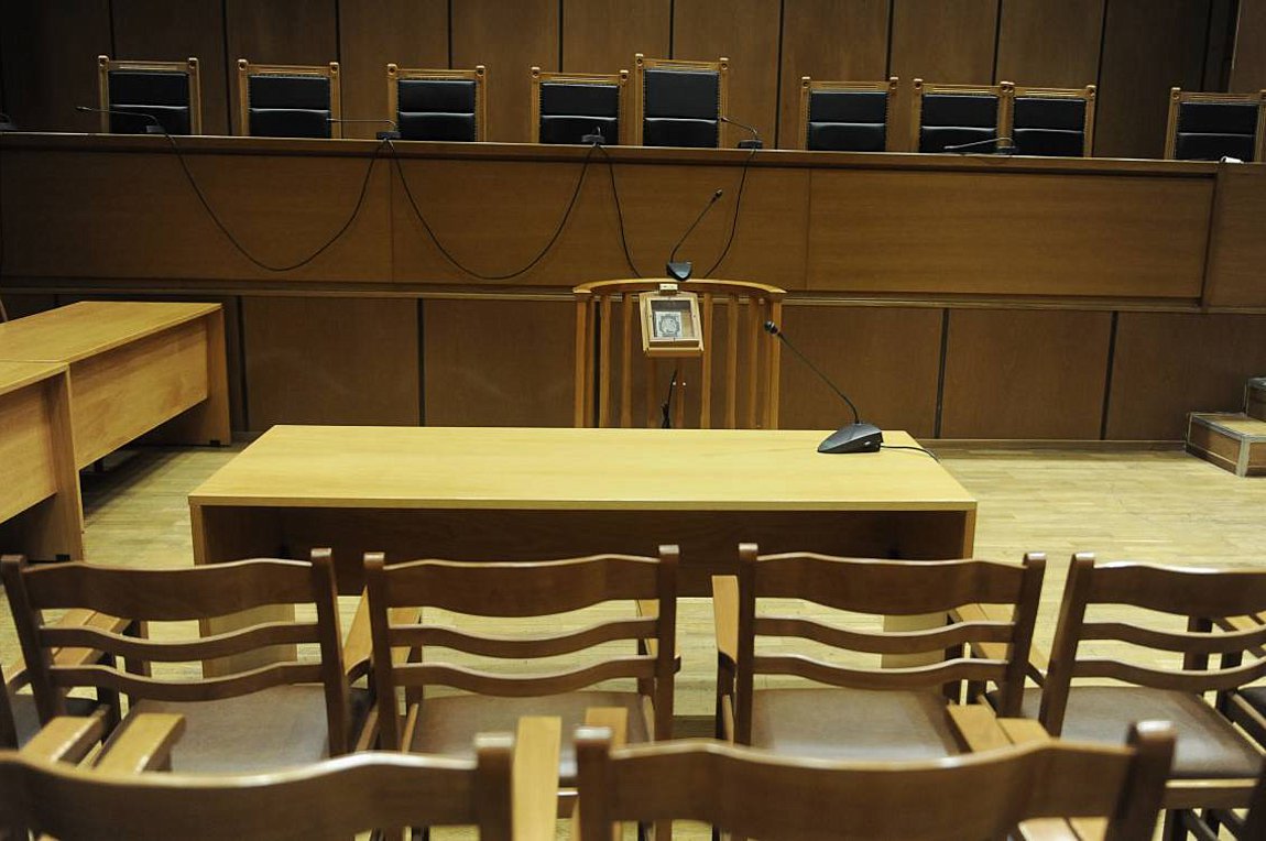 Δικηγόρος οπλοφορούσε στα δικαστήρια της Ευελπίδων – Προκαλούσε δείχνοντάς το