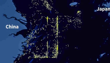 Η Κίνα «πιέζει» την Ιαπωνία: Πάνω από 2.000 κινεζικά πλοία κοντά στις ιαπωνικές θάλασσες – Οι εικόνες από δορυφόρο