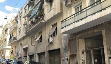 Κυψέλη: Η στιγμή που ο 64χρονος Αλβανός επιτίθεται στη μητέρα των 25χρονων ΑμεΑ και την πετάει στο πάτωμα (βίντεο)