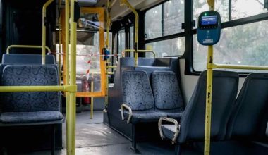 Βίντεο ντοκουμέντο: Οδηγός του «040» χειρίζεται το τιμόνι με τα… γόνατά του γιατί τρώει το φαγητό του!