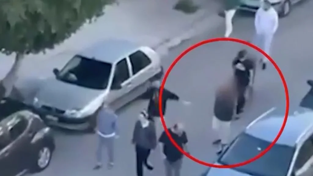 Άλιμος: Οδηγούσε μεθυσμένη και χτύπησε έντεκα παρκαρισμένα αυτοκίνητα – Κάτοικοι την εμπόδισαν να διαφύγει (βίντεο)