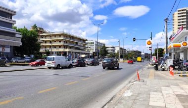 Λεωφόρος Μεσογείων: Άγριος καβγάς μεταξύ οδηγών – Του έπιασε το χέρι από το παράθυρο και το γύρισε